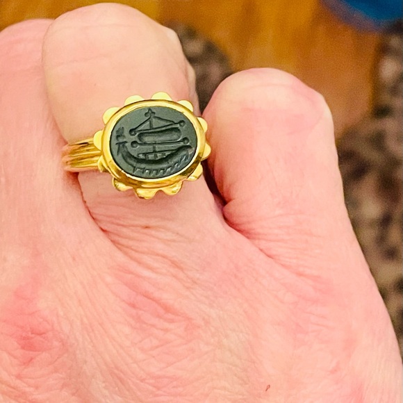 Estate 18k carved bloodstone Viking ship scalloped ring. US size 5 1/4. - Picture 7 of 11